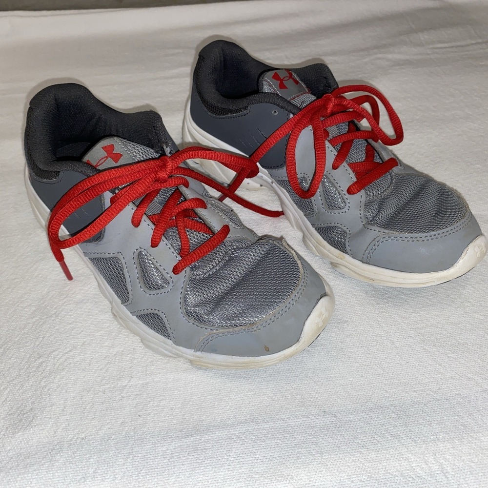 Under‎ Armour Sneakers Boys Size 5. Gray, Red And White